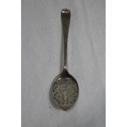 1138 - SILVER PRESERVE SPOON - 21.5G - SHEFFIELD 1896 - LEVESLEY BROS