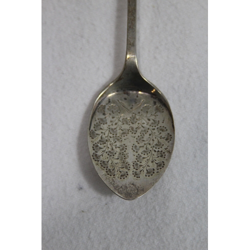 1138 - SILVER PRESERVE SPOON - 21.5G - SHEFFIELD 1896 - LEVESLEY BROS