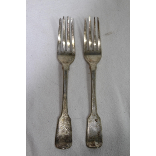 1141 - PAIR OF SILVER DINNER FORKS - 148.5G - LONDON 1816 - ROBERT RUTLAND