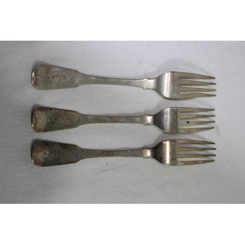 1142 - THREE SILVER DINNER FORKS - 184.5G - EDINBURGH 1822 - ANDREW WILKIE