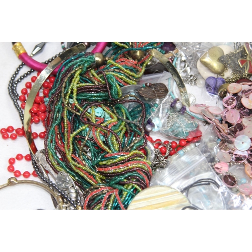 642 - QUANTITY OF COSTUME JEWELLERY