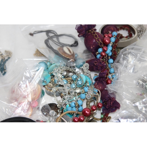 642 - QUANTITY OF COSTUME JEWELLERY