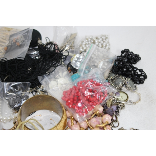 642 - QUANTITY OF COSTUME JEWELLERY