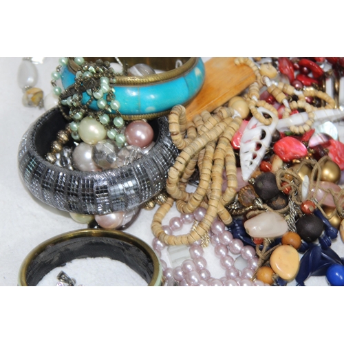 643 - QUANTITY OF COSTUME JEWELLERY