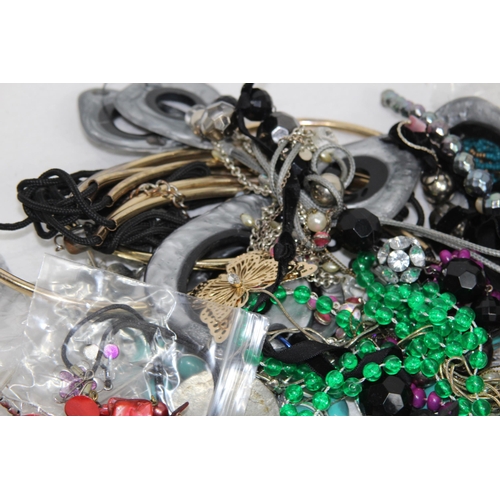 643 - QUANTITY OF COSTUME JEWELLERY