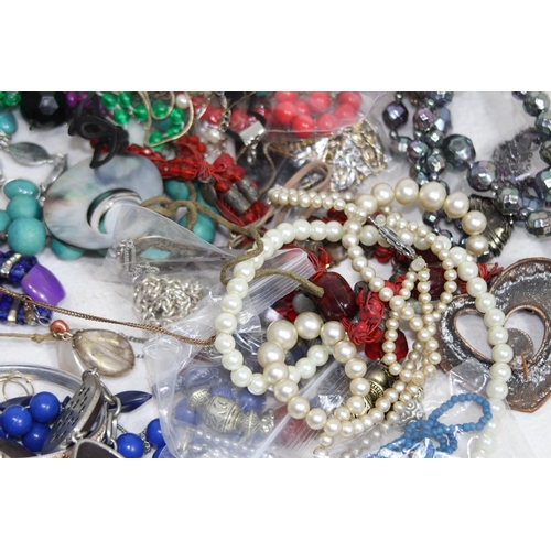 643 - QUANTITY OF COSTUME JEWELLERY