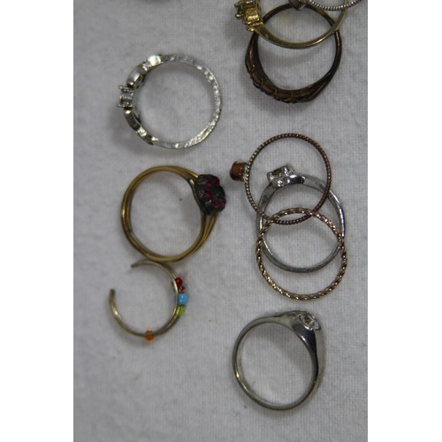 646 - SELECTION OF COSTUME JEWELLERY AND WHITE METAL JEWELLERY INCLUDING JAGUAR BROOCH AND RINGS