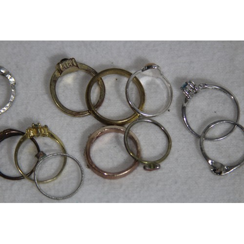 646 - SELECTION OF COSTUME JEWELLERY AND WHITE METAL JEWELLERY INCLUDING JAGUAR BROOCH AND RINGS