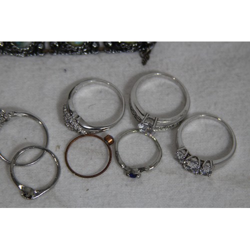 646 - SELECTION OF COSTUME JEWELLERY AND WHITE METAL JEWELLERY INCLUDING JAGUAR BROOCH AND RINGS