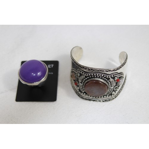 646 - SELECTION OF COSTUME JEWELLERY AND WHITE METAL JEWELLERY INCLUDING JAGUAR BROOCH AND RINGS