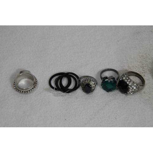 646 - SELECTION OF COSTUME JEWELLERY AND WHITE METAL JEWELLERY INCLUDING JAGUAR BROOCH AND RINGS