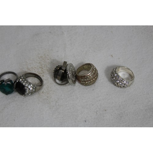 646 - SELECTION OF COSTUME JEWELLERY AND WHITE METAL JEWELLERY INCLUDING JAGUAR BROOCH AND RINGS