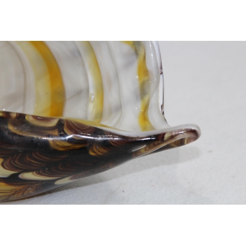 893 - BOXED THE JULIAN ART GLASS SHELL
20 X 14CM