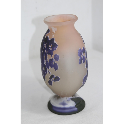 894 - HYDRANGEA VASE SIGNED GALLE
20 X 20CM