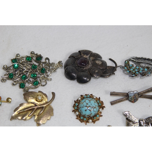 958 - QUANTITY OF BROOCHES