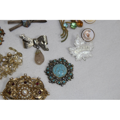 958 - QUANTITY OF BROOCHES