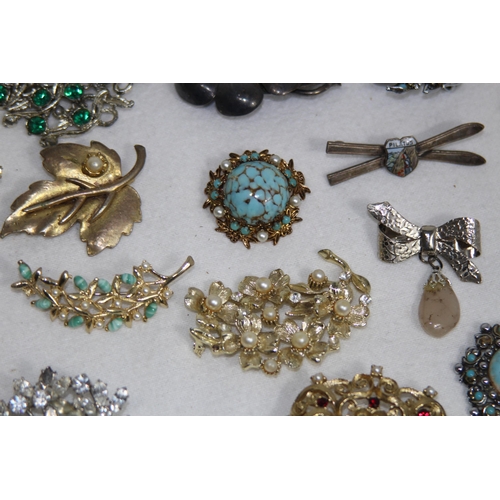 958 - QUANTITY OF BROOCHES