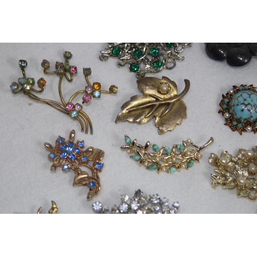 958 - QUANTITY OF BROOCHES