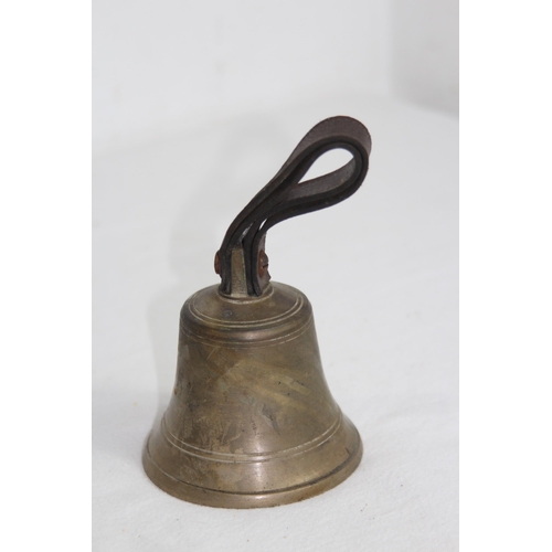 959 - VINTAGE HAND BELL
19CM