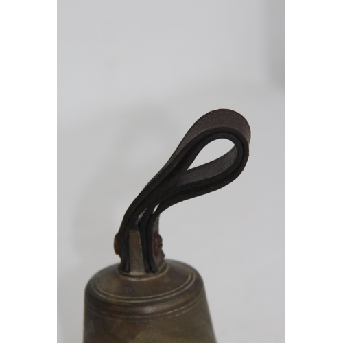 959 - VINTAGE HAND BELL
19CM