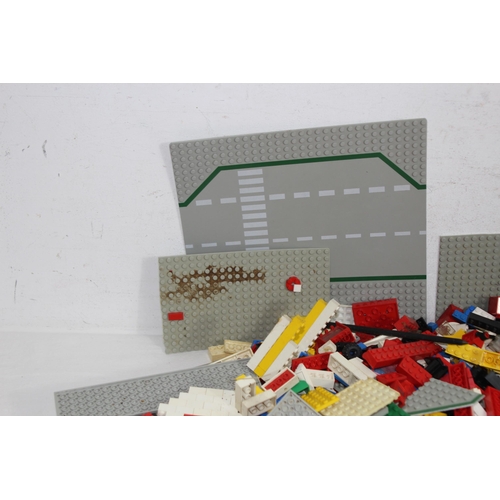 705 - LARGE QUANTITY OF VINTAGE LEGO