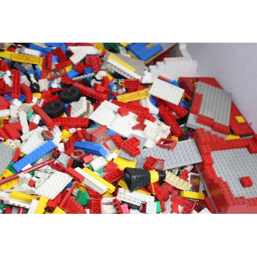 705 - LARGE QUANTITY OF VINTAGE LEGO