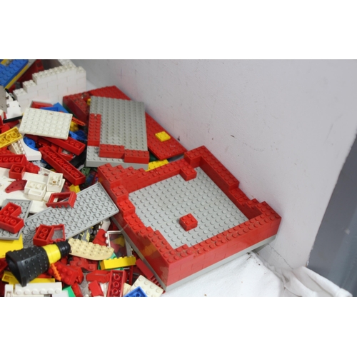 705 - LARGE QUANTITY OF VINTAGE LEGO