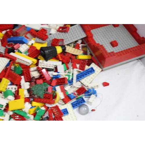 705 - LARGE QUANTITY OF VINTAGE LEGO