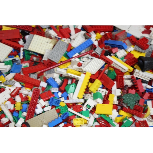 705 - LARGE QUANTITY OF VINTAGE LEGO