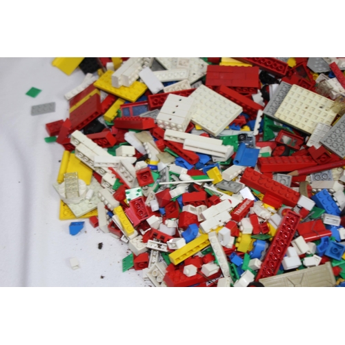 705 - LARGE QUANTITY OF VINTAGE LEGO