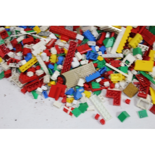 705 - LARGE QUANTITY OF VINTAGE LEGO