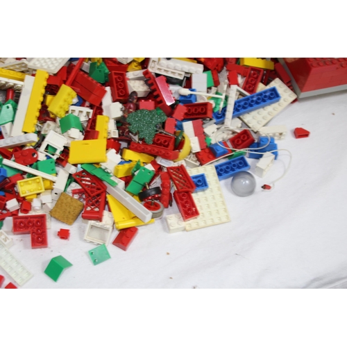 705 - LARGE QUANTITY OF VINTAGE LEGO