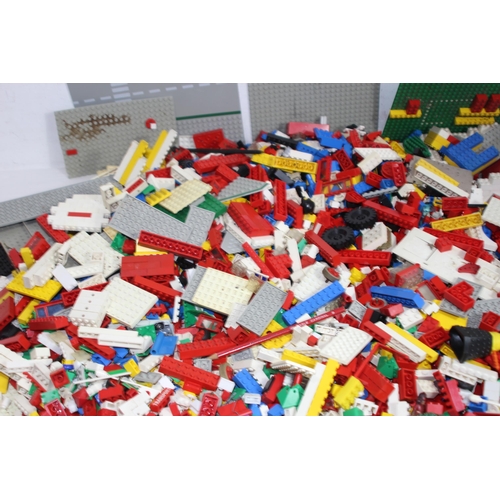 705 - LARGE QUANTITY OF VINTAGE LEGO