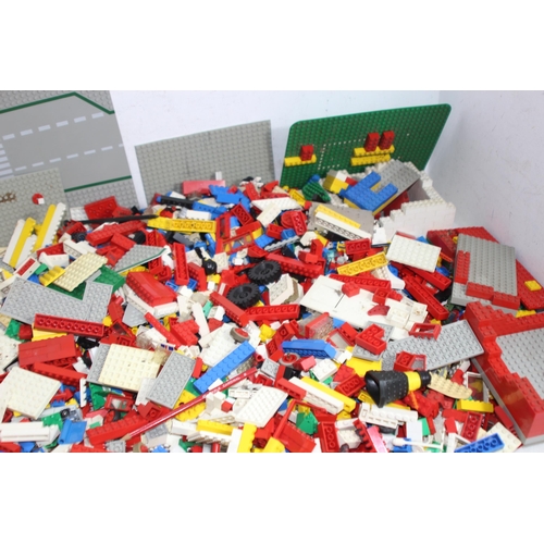 705 - LARGE QUANTITY OF VINTAGE LEGO