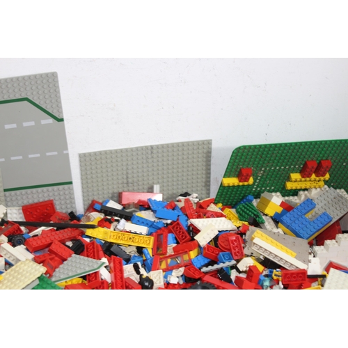 705 - LARGE QUANTITY OF VINTAGE LEGO