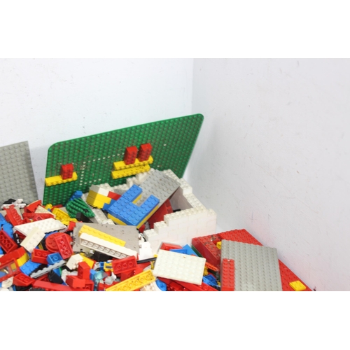 705 - LARGE QUANTITY OF VINTAGE LEGO