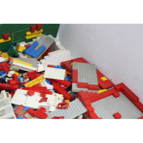 705 - LARGE QUANTITY OF VINTAGE LEGO