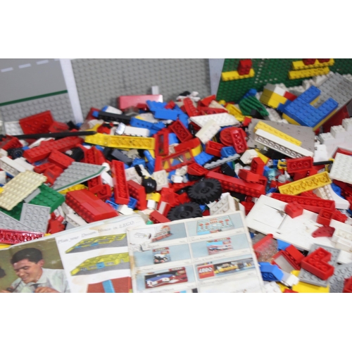 705 - LARGE QUANTITY OF VINTAGE LEGO