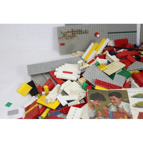 705 - LARGE QUANTITY OF VINTAGE LEGO