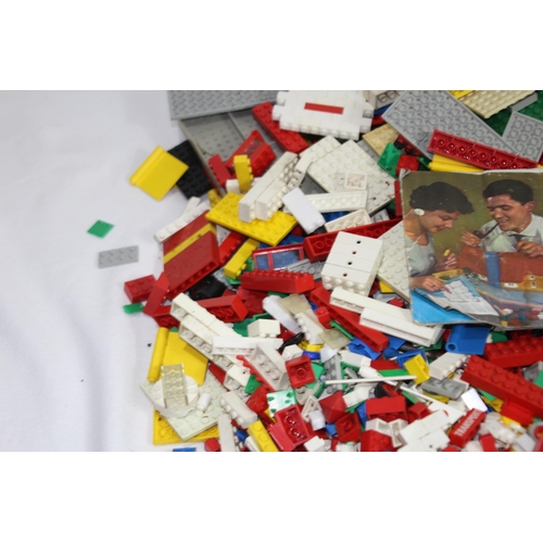 705 - LARGE QUANTITY OF VINTAGE LEGO