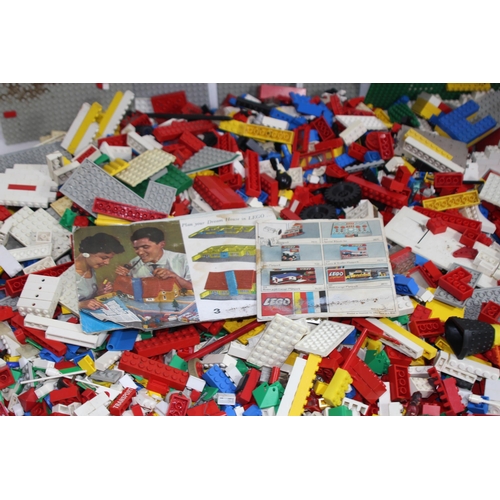 705 - LARGE QUANTITY OF VINTAGE LEGO