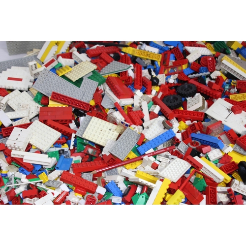 705 - LARGE QUANTITY OF VINTAGE LEGO