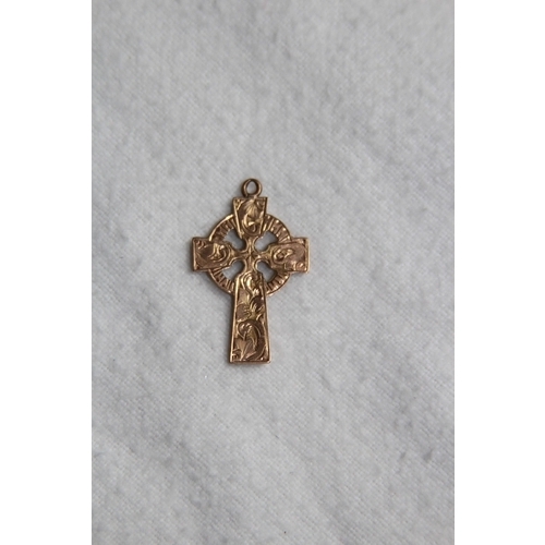 1172 - 9CT GOLD CELTIC CROSS - 0.80G