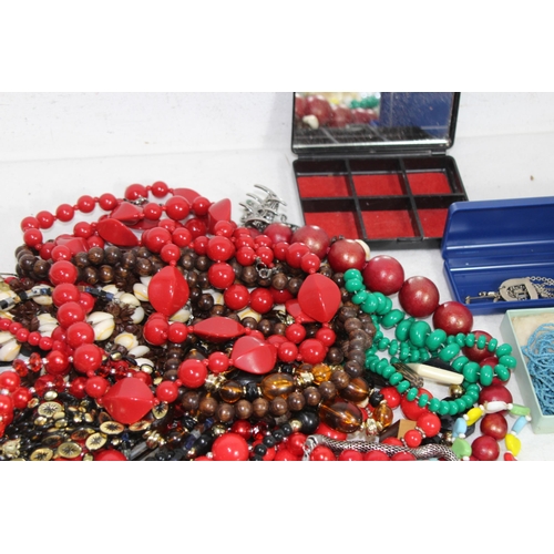 637 - QUANTITY OF COSTUME JEWELLERY