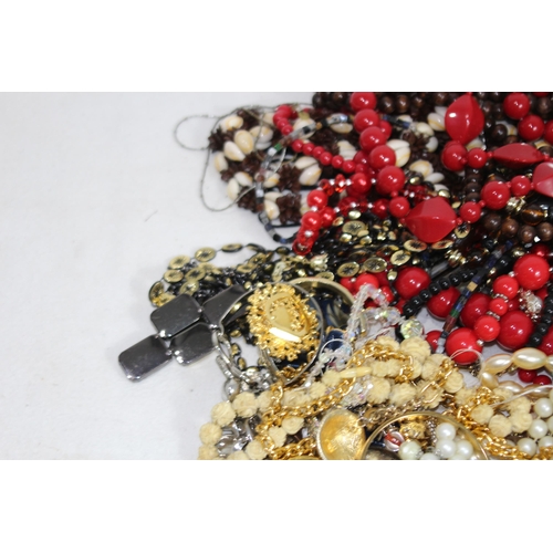 637 - QUANTITY OF COSTUME JEWELLERY