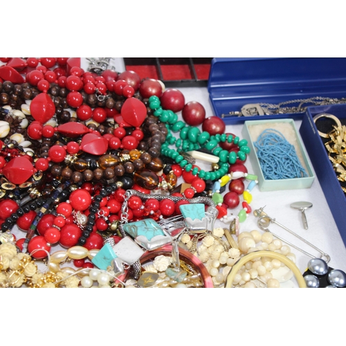 637 - QUANTITY OF COSTUME JEWELLERY