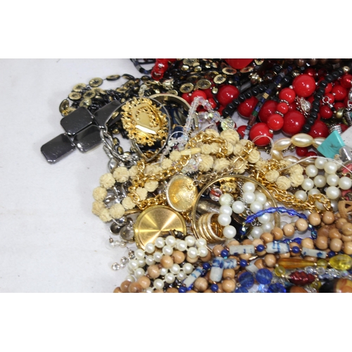 637 - QUANTITY OF COSTUME JEWELLERY