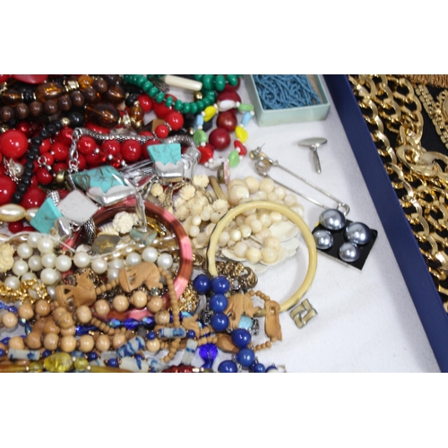 637 - QUANTITY OF COSTUME JEWELLERY