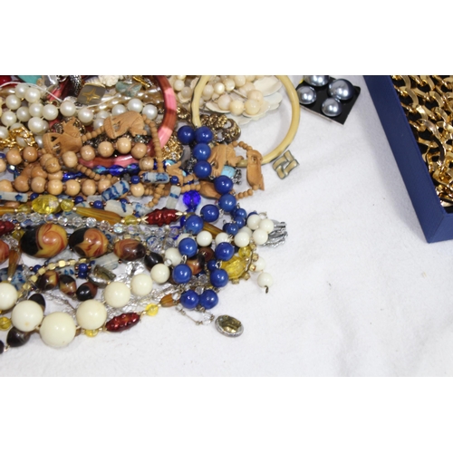 637 - QUANTITY OF COSTUME JEWELLERY