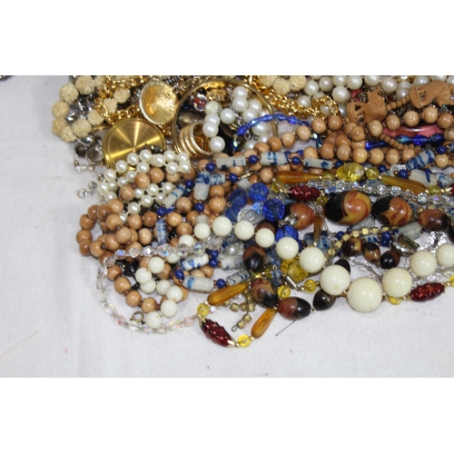 637 - QUANTITY OF COSTUME JEWELLERY